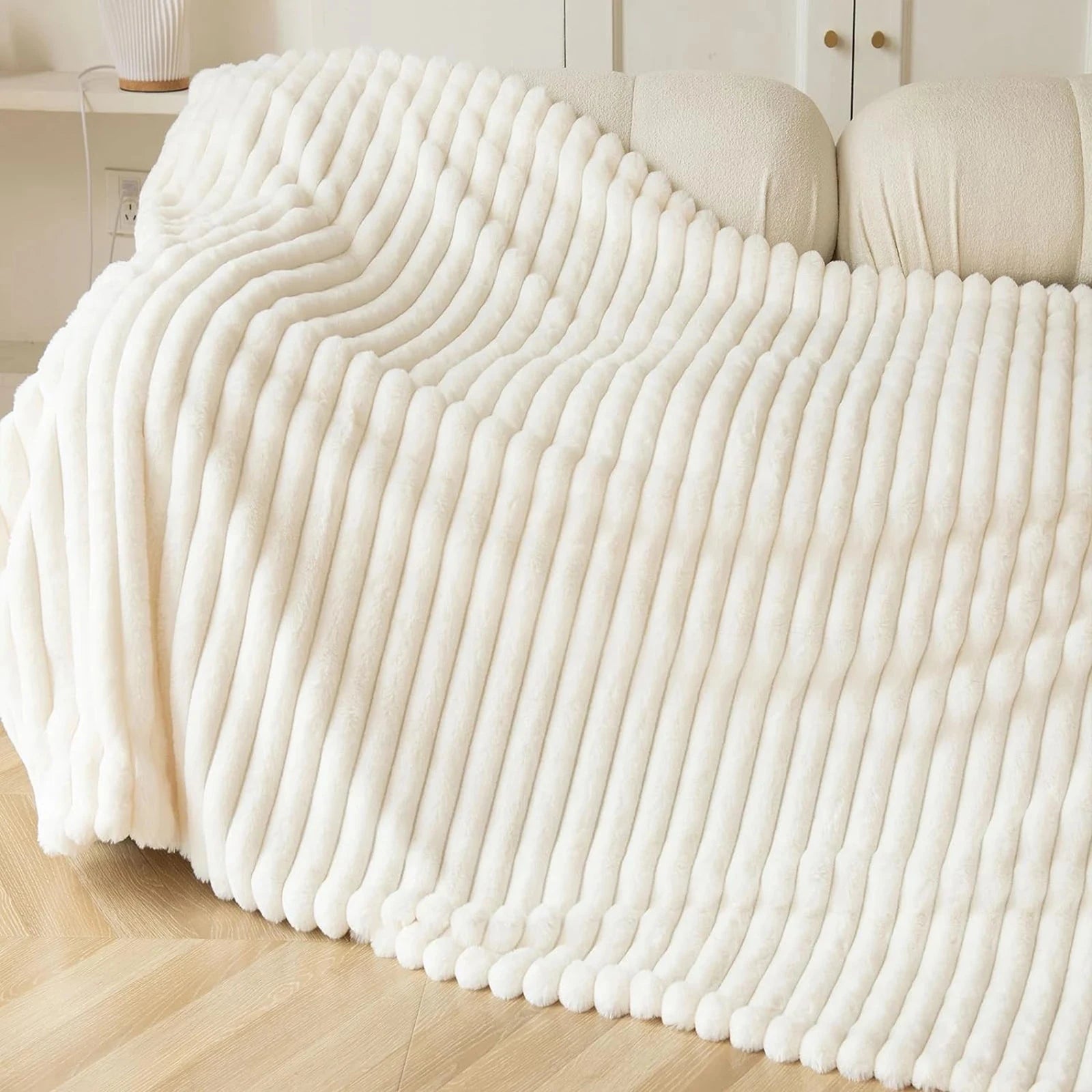 Ultra-Soft Faux Fur Throw Blanket – Plush, Luxurious & Perfect for Every Space Manwatstore